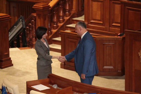 Guvernarea slabă contestată de opoziția discreditată și derutată